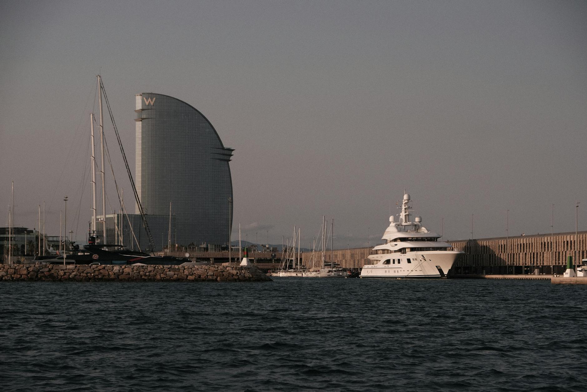 Tablica informacyjna w Piotrkowie Trybunalskim informująca o działaniach miasta